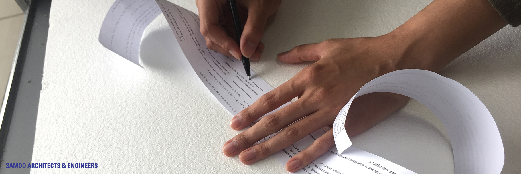 종이에 그림 그리는 손 이미지